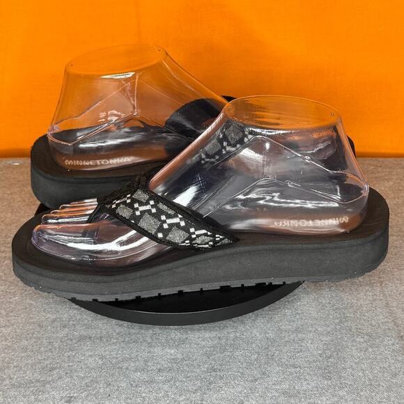 Minnetonka Black Grey White Geometric Flip Flop Sandals Size 7M – Pre-Owned - Picture 1 of 7